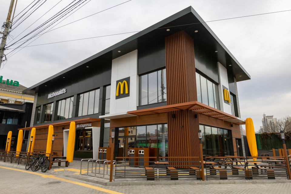 McDonald's в Киеве временно закрывается из-за отключения света и морозов: что говорят в сети