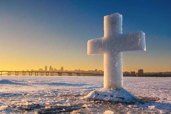 Поздравления с Крещением 2026: душевные слова, СМС, стихи и открытки