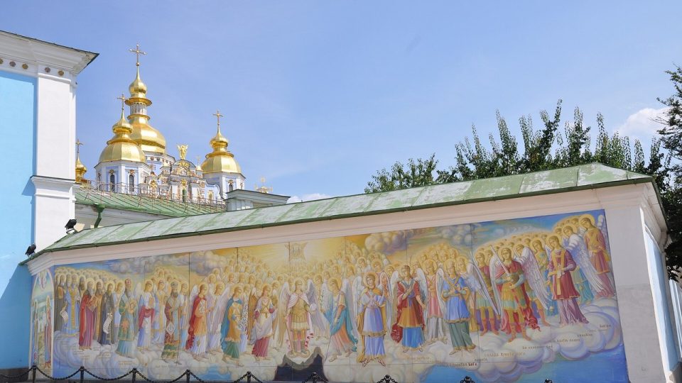 Михайлівський Золотоверхий собор у Києві з блакитними стінами й золотими банями