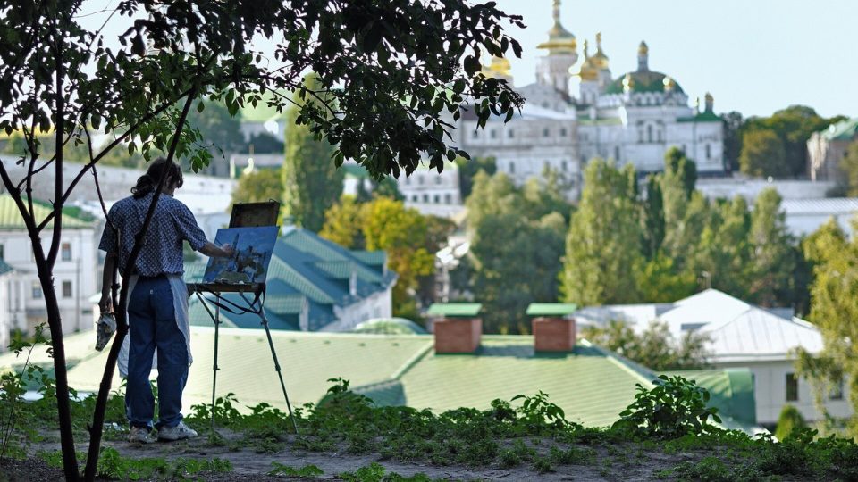 Художник малює етюд біля Києво-Печерської лаври