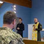 Український військовий капелан у ризі молиться разом із військовими під час навчального курсу