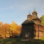 Дерев'яна церква з Кисоричів у музеї просто неба в Пирогові восени