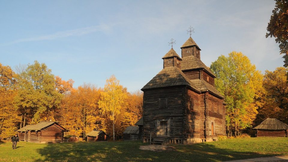 Дерев'яна церква з Кисоричів у музеї просто неба в Пирогові восени