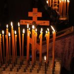 Запалені свічки в православному храмі — Дмитрівська поминальна субота