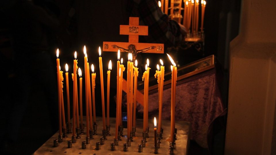 Запалені свічки в православному храмі — Дмитрівська поминальна субота