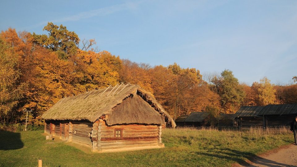 Стара українська хата з Полісся у музеї просто неба в Пирогові восени