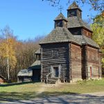 Дерев'яна церква з села Кисоричі восени в музеї Пирогів