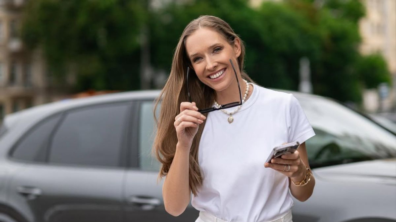 "30 пар сережек и пасхальное яйцо": Катя Осадчая рассекретила, что носит в сумке