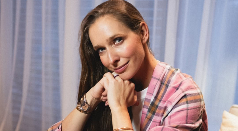 "Бачили, весна!" Осадча у мінішортах закликала підписників відчепитися від себе