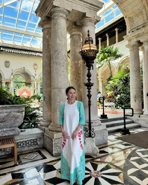 "Баланс сили і ніжності": Подкопаєва у вишиванці з тюльпанами попозувала на тлі океану