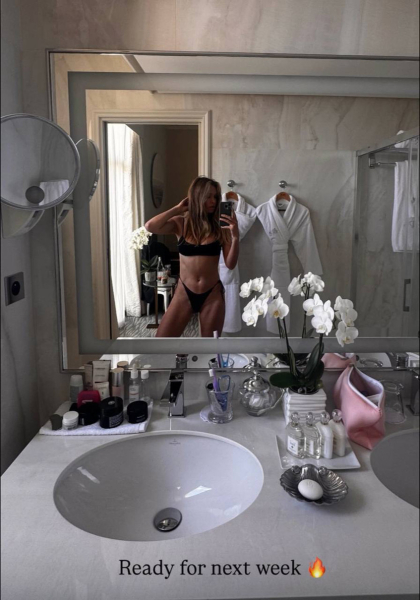 Брежнєва заселфила засмаглі форми перед дзеркалом