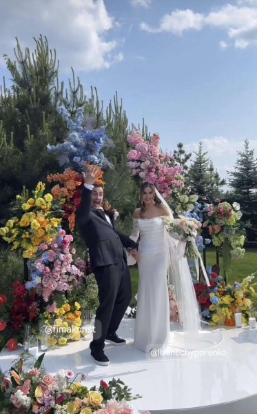 Церемонія просто неба та багато квітів: кадри з весілля Фіми Константиновського та його обраниці