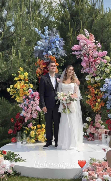 Церемонія просто неба та багато квітів: кадри з весілля Фіми Константиновського та його обраниці