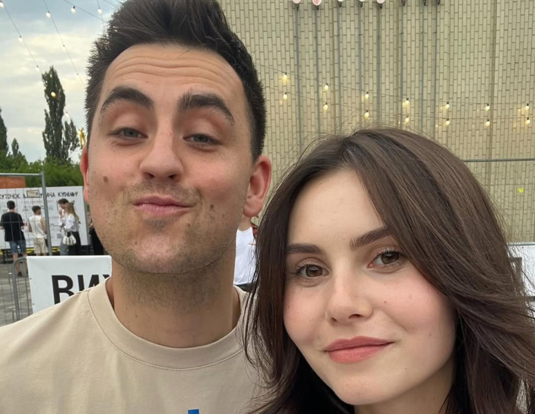 Церемонія просто неба та багато квітів: кадри з весілля Фіми Константиновського та його обраниці