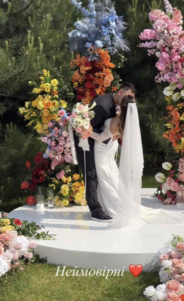 Церемонія просто неба та багато квітів: кадри з весілля Фіми Константиновського та його обраниці