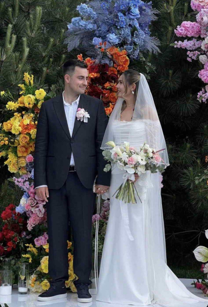 Церемонія просто неба та багато квітів: кадри з весілля Фіми Константиновського та його обраниці