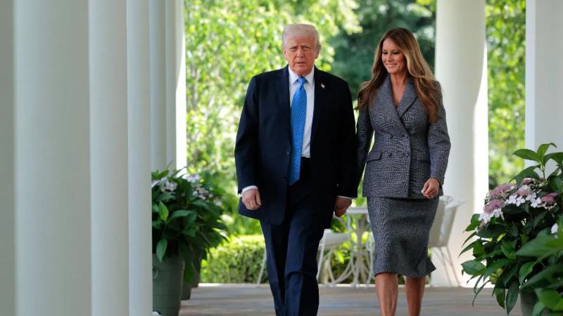 Держались за руки: Мелания Трамп появилась на публике вместе с мужем