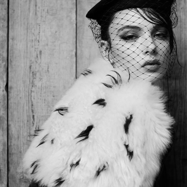 Дева Кассель у прозорому комбінезоні покричала для ефектних фото в глянці