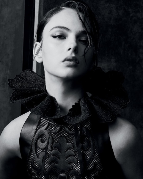 Дева Кассель у прозорому комбінезоні покричала для ефектних фото в глянці