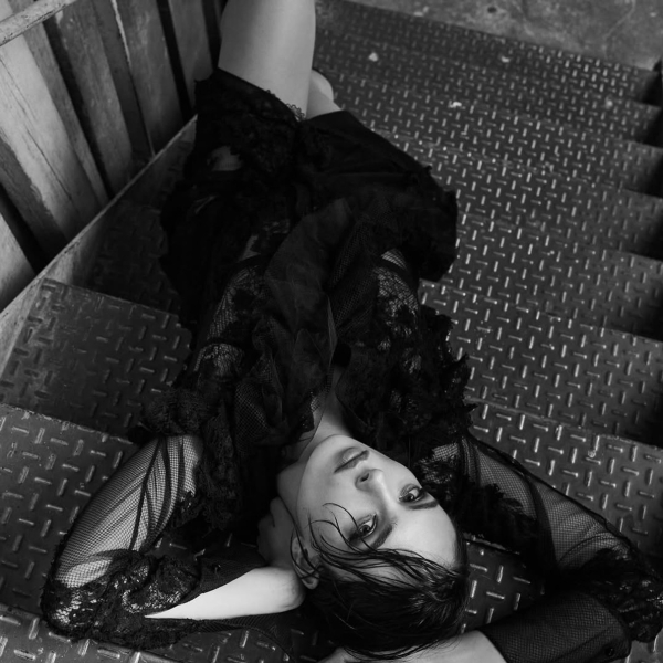 Дева Кассель у прозорому комбінезоні покричала для ефектних фото в глянці