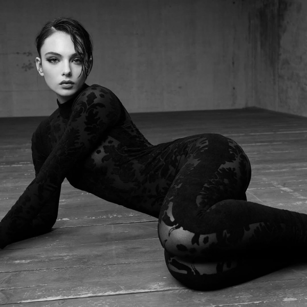 Дева Кассель у прозорому комбінезоні покричала для ефектних фото в глянці