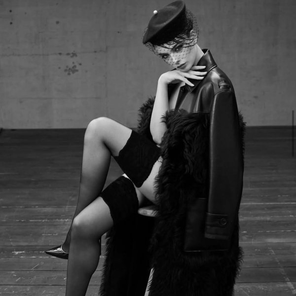 Дева Кассель у прозорому комбінезоні покричала для ефектних фото в глянці