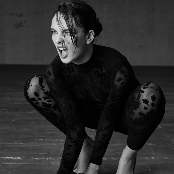 Дева Кассель у прозорому комбінезоні покричала для ефектних фото в глянці