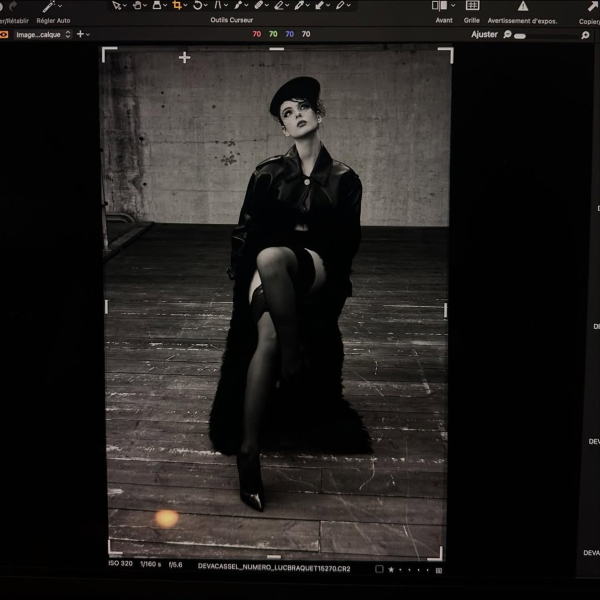 Дева Кассель у прозорому комбінезоні покричала для ефектних фото в глянці