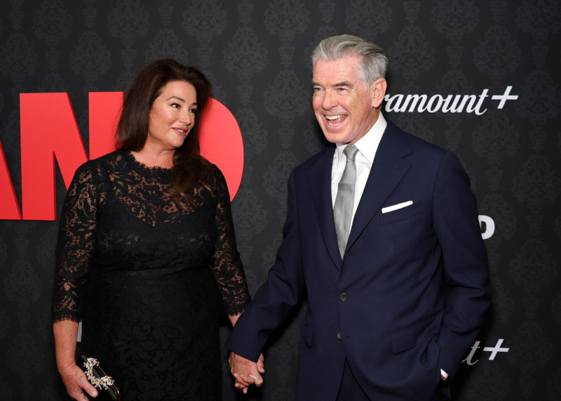 Дружина Броснана в короткій сукенці вразила своїм схудненням. Фото