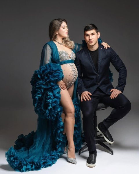 Дружина Маліновського в розцяцькованому камінчиками боді та рюшах показала вагітний живіт на чуттєвих фото з чоловіком