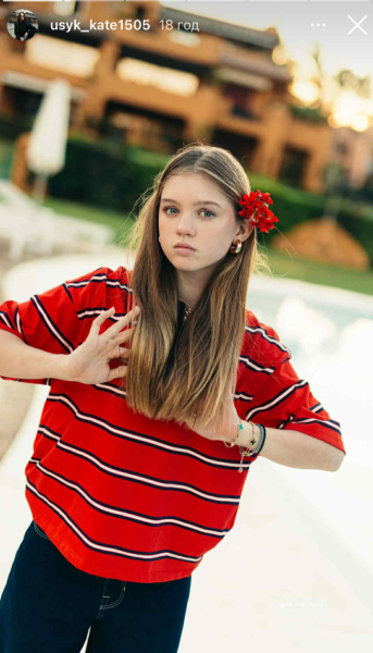 Дружина Усика помилувалася 15-річною дочкою у яскравому образі з квіткою у волоссі