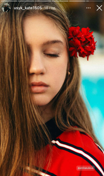 Дружина Усика помилувалася 15-річною дочкою у яскравому образі з квіткою у волоссі