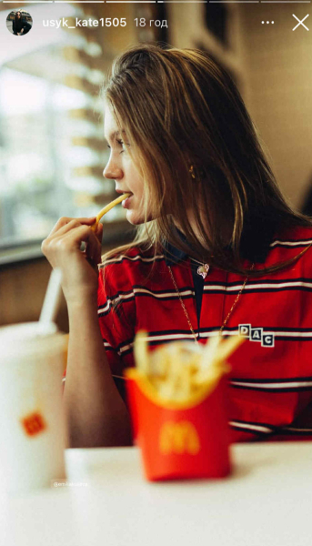 Дружина Усика помилувалася 15-річною дочкою у яскравому образі з квіткою у волоссі