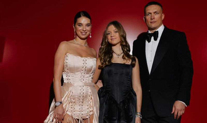 Дружина Усика помилувалася 15-річною дочкою у яскравому образі з квіткою у волоссі