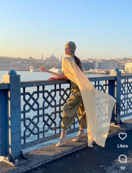 Ексдружина Комарова у тюрбані і невагомих тканинах вдала з себе східну принцесу