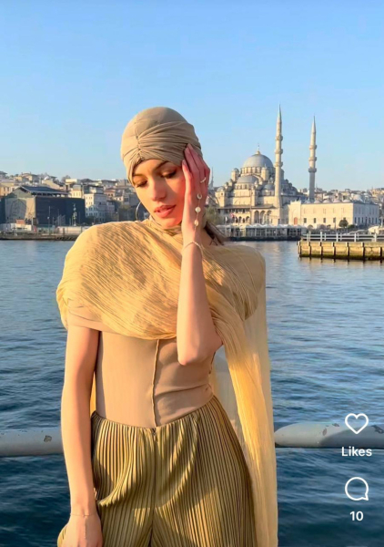 Ексдружина Комарова у тюрбані і невагомих тканинах вдала з себе східну принцесу