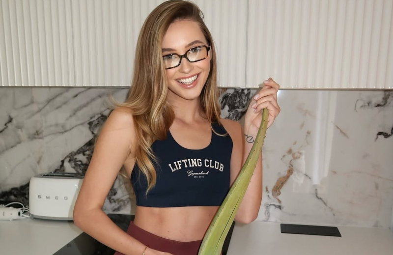 Ексдружина Тищенка у мінішортах здивувала худизною та відповіла на закиди про РХП та анорексію