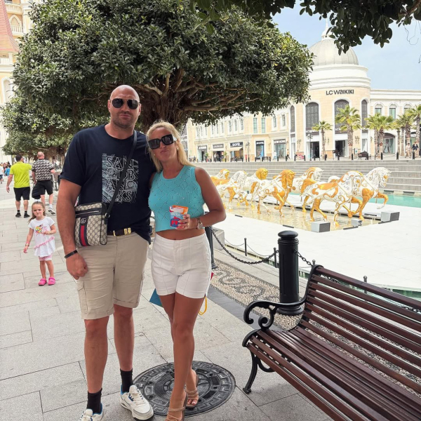 Ф'юрі пригорнув дружину на сімейному відпочинку з дітьми. Фото