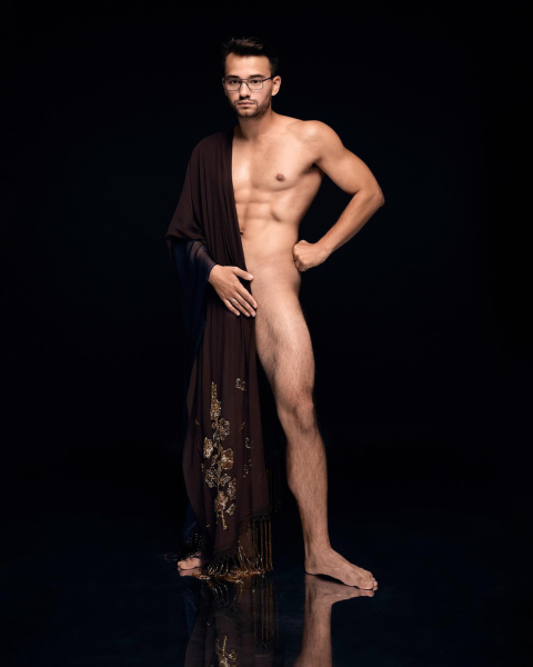 Фролов оголив м'язисте тіло у шовковій шалі з мальвами від свого бренду