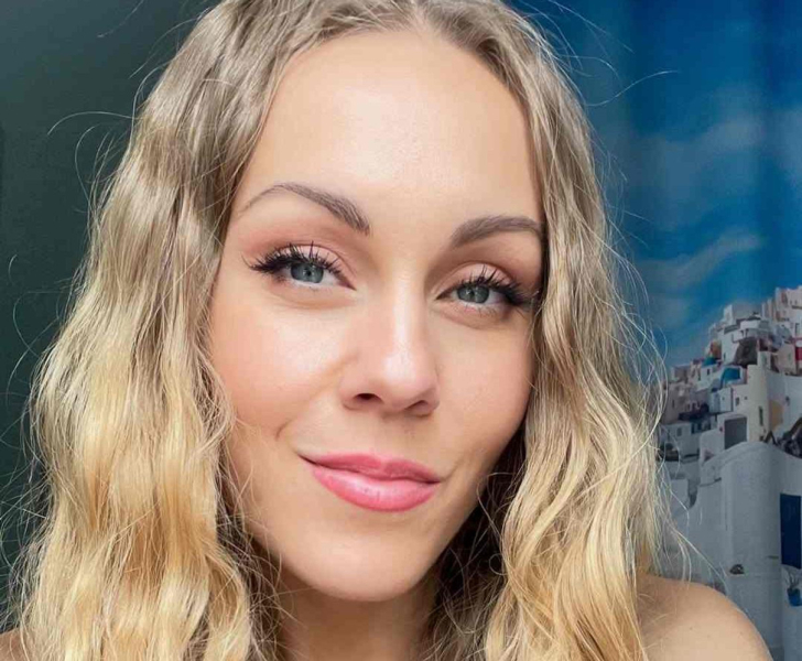 "Я на всі 100": Тополя в обтислому ромпері показала, як працює над рельєфом спини. Відео