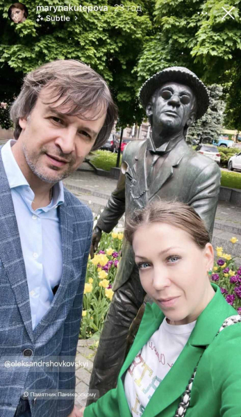 Кохана Шовковського заселфилася з ним на тлі літературного героя, а без нього - на спорті та в басейні