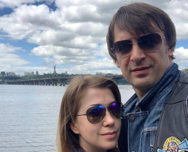 Кохана Шовковського заселфилася з ним на тлі літературного героя, а без нього - на спорті та в басейні