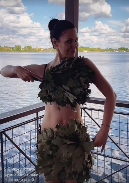 "Коли хочу послати в баню, йду туди сама": Єфросиніна в купальнику показала свій антистрес-ритуал. Фото