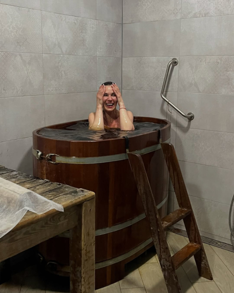 "Коли хочу послати в баню, йду туди сама": Єфросиніна в купальнику показала свій антистрес-ритуал. Фото