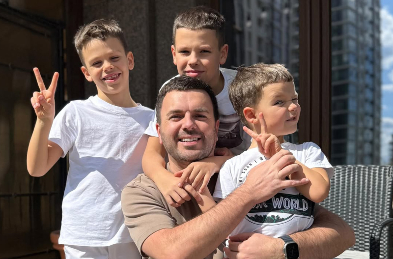 "Космічно святі": Решетнік побув з трьома синами без дружини й висловив захоплення жінками