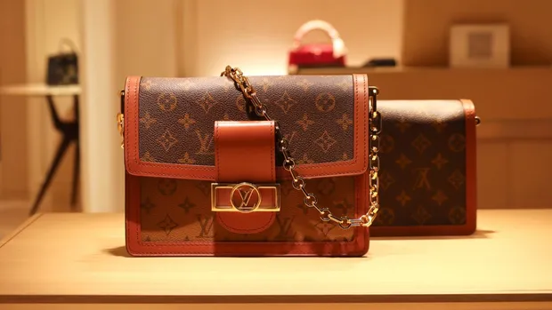 Louis Vuitton повысил цены на сумки в США из-за пошлин Трампа: детали
