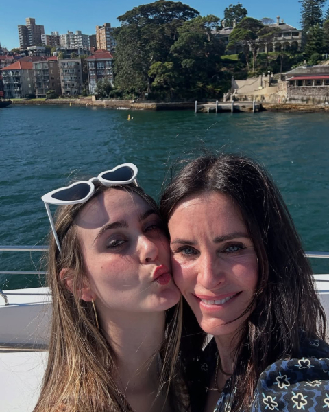 Мандри з дочкою, селфі з Еністон та шапка-індичка: Кокс показала яскраві моменти своєї весни