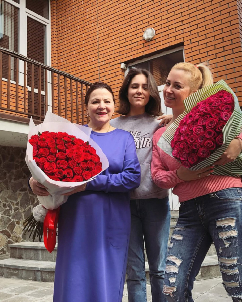 Матвієнко напередодні дня матері показалася з доньками і покійною мамою та закликала робити усе можливе