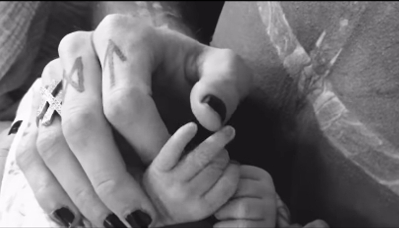 Меган Фокс стала мамою вчетверте, а батько дитини розсекретив її стать. Відео