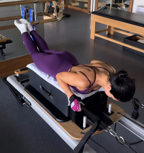 "На 99% складаюся з пасочок": Огнєвіч у фіолетовому кетс'юті показала своє тренування з пілатесу. Фото